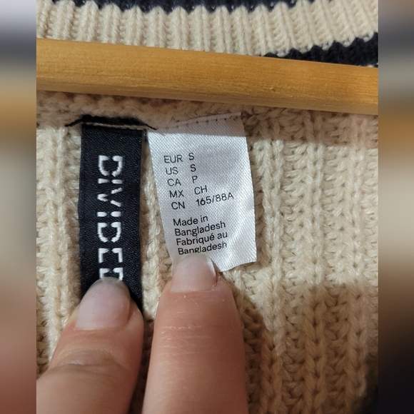 Divided sweater vest size small - Picture 4 of 4